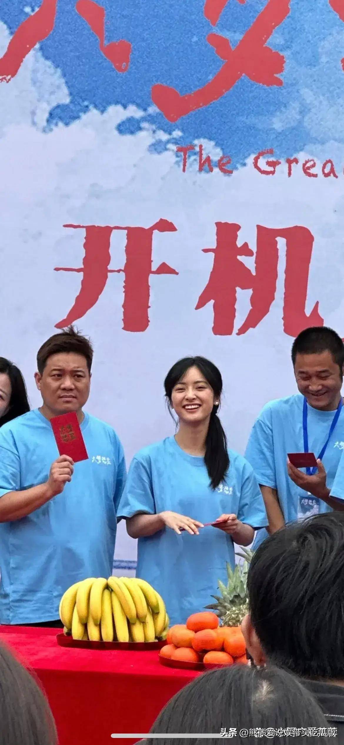 沈月新剧开机路透,她本人是很甜妹的类型,很娇小可爱!