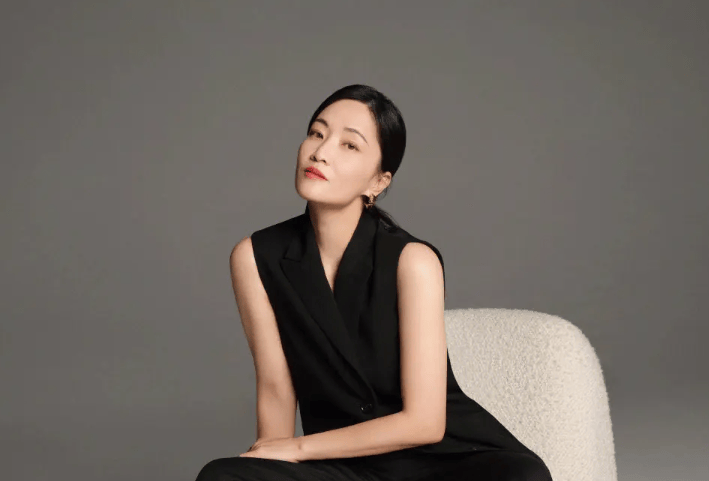 她是"最年轻"的影后,33岁闪婚,为爱息影十年,归来后仍是女神_郭柯宇