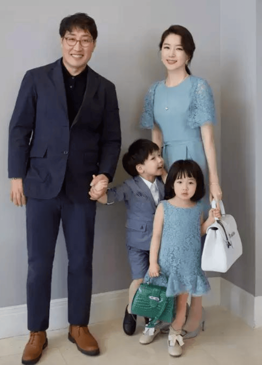 李英爱与老公罕见合体,她53岁气质绝佳嫩似少女,与61岁富豪老公同框似