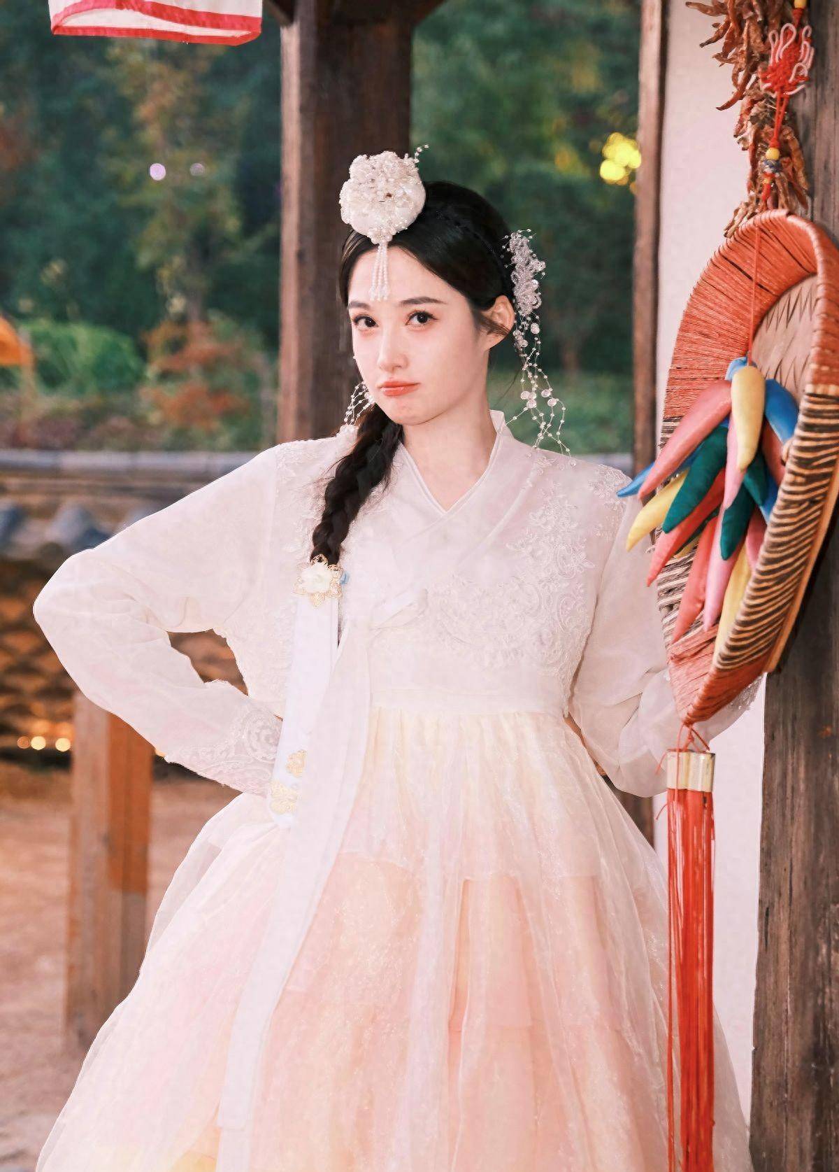 仿佛让人看到了一位穿越时空的古代朝鲜美女