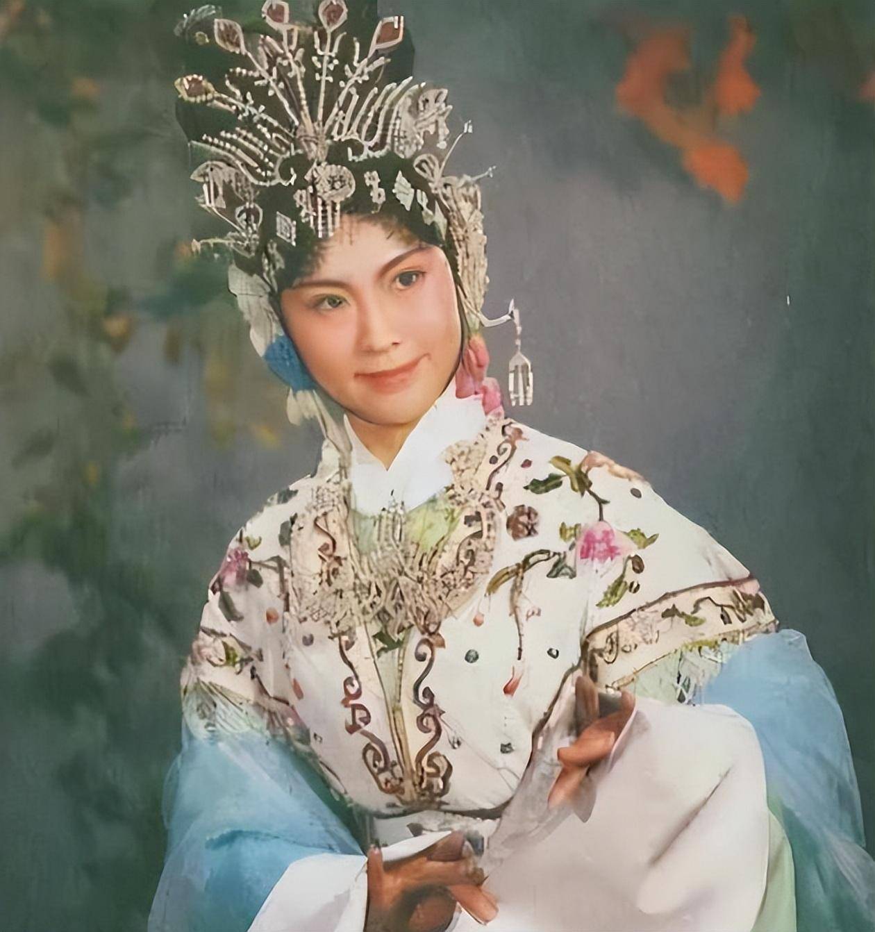 为了提升自己的艺术造诣,她拜京剧名家吴素秋为师,潜心学习,苦练基本