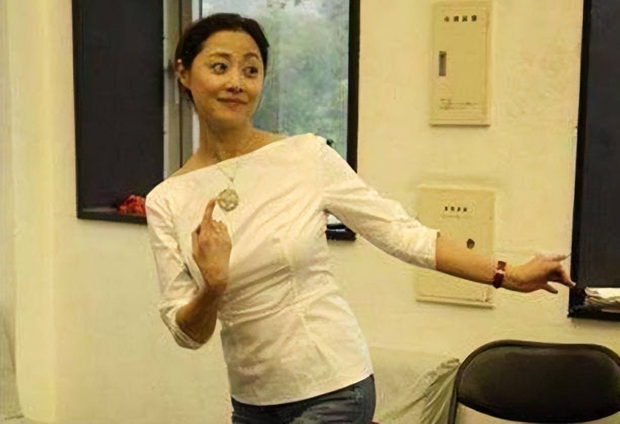 在聊天中得知,吴秀波和刘蓓的母亲竟然是一个单位的.