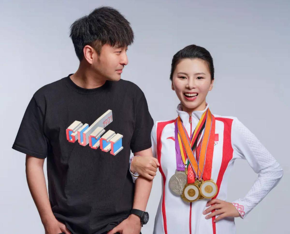 记得体操公主何可欣吗?身高1米5退役后二次发育,如今男友很帅气