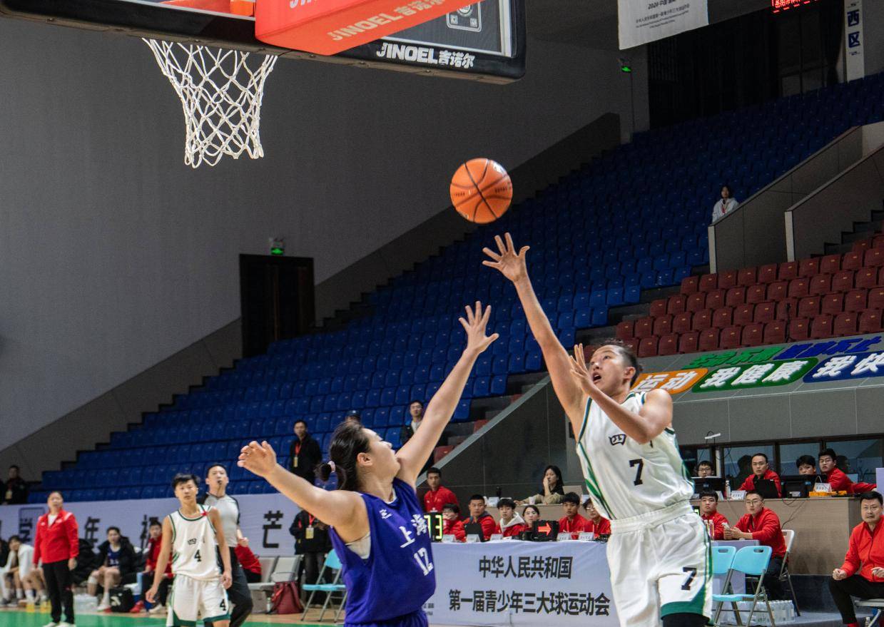 场均33+12！中国女篮又一18岁新星出炉：新版李梦得分榜第一冲冠