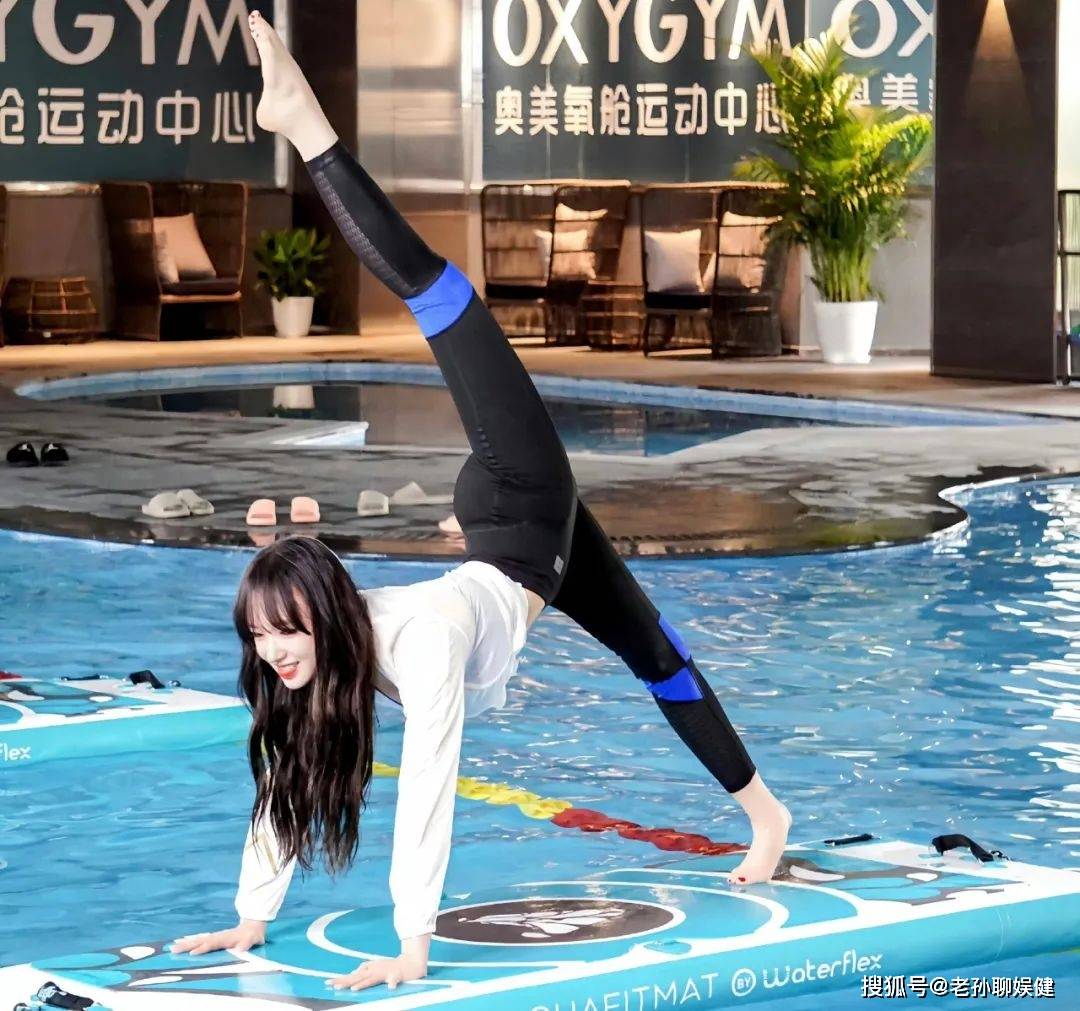 程潇穿连体泳衣,曲线感很强,圆润身材很健康啊_泳装_因为_瑜伽