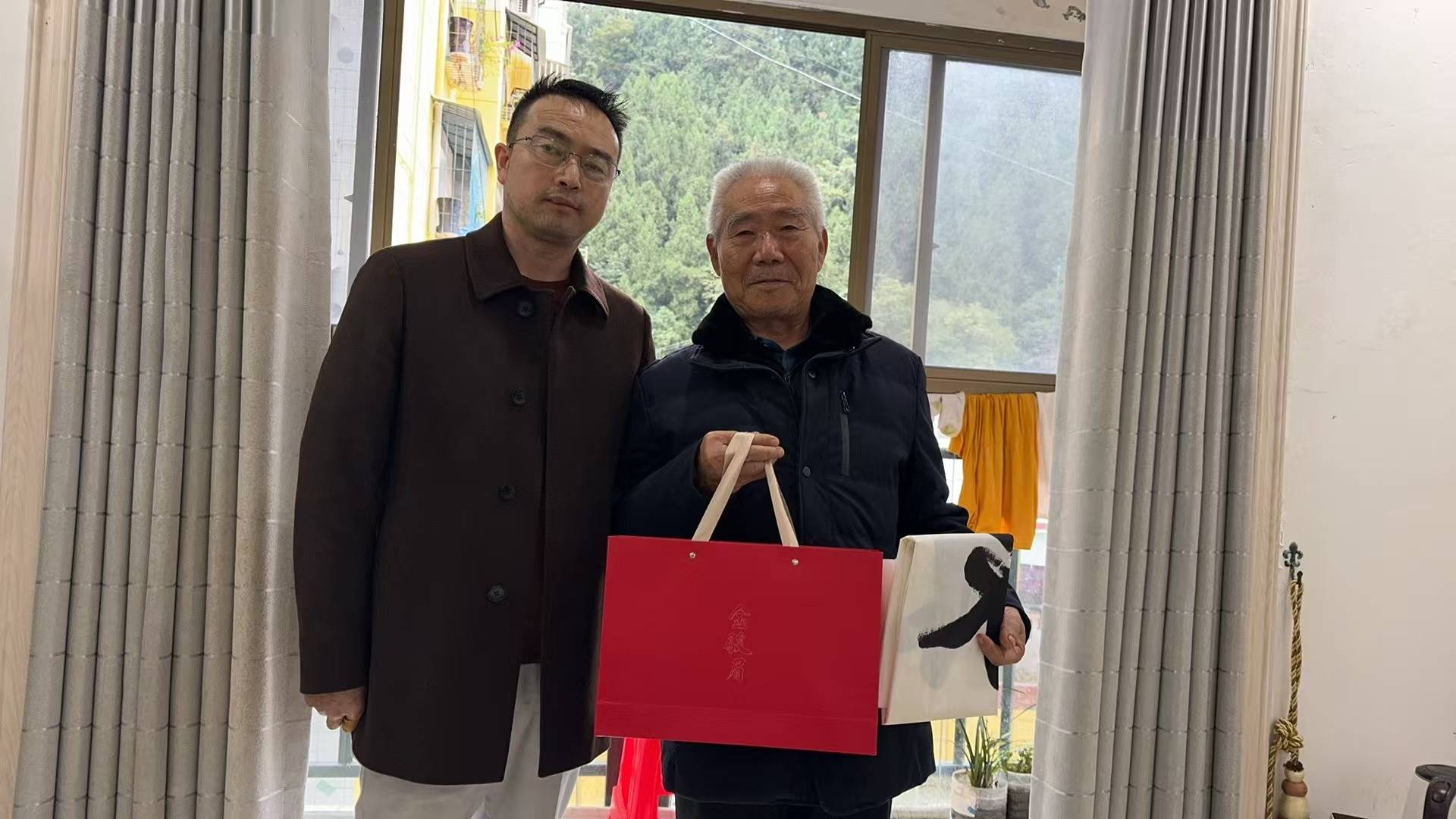赵东强看望四川省通江县90多岁参战老兵唐朝富