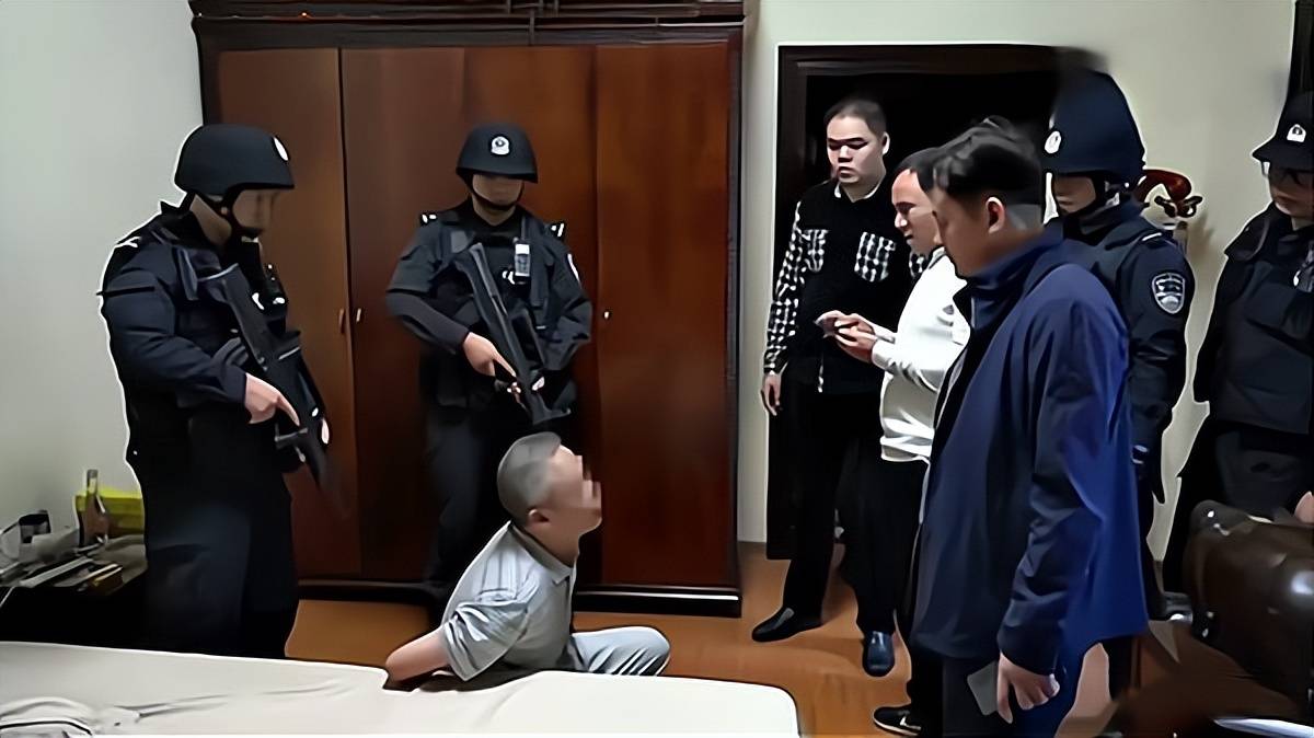 随着警方的行动,黄鸿发和他的团伙成员们一个个都