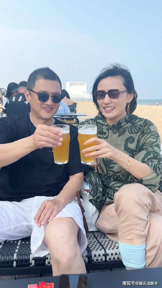 李亚鹏妻子重回t台,抱女儿走秀成全场焦点,175身高吸引众多目光