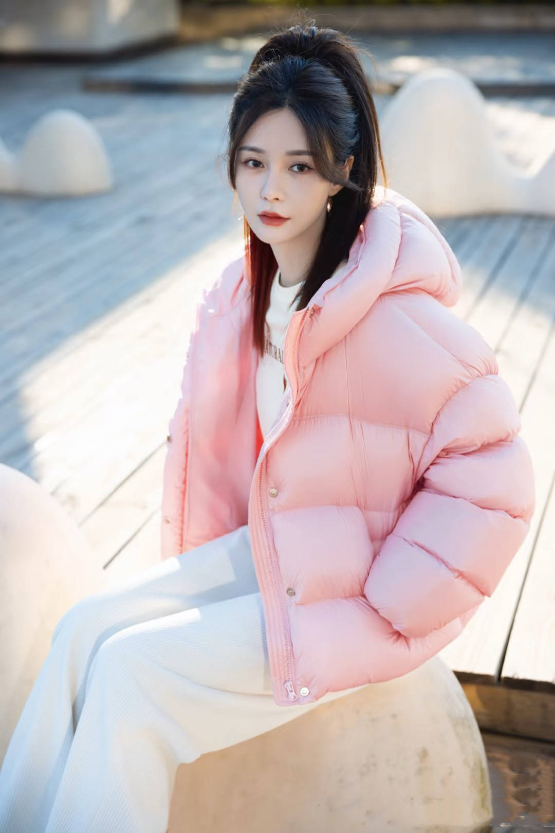 沈梦辰真的好会打扮,穿粉色羽绒服扎高马尾,35岁比25岁还清纯