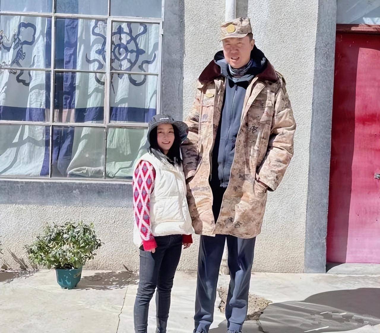 王治郅90后娇妻罕见露面!生娃半年身材傲人,49岁前妻老态尽显