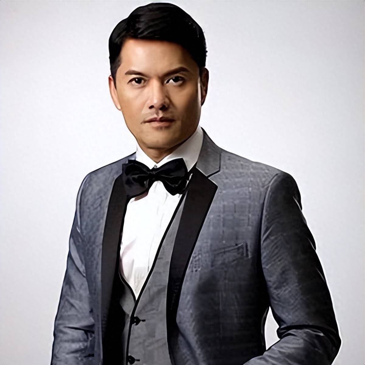 演员吕良伟:两次和美女结婚都不长久,却与长相平凡的杨小娟长相厮守