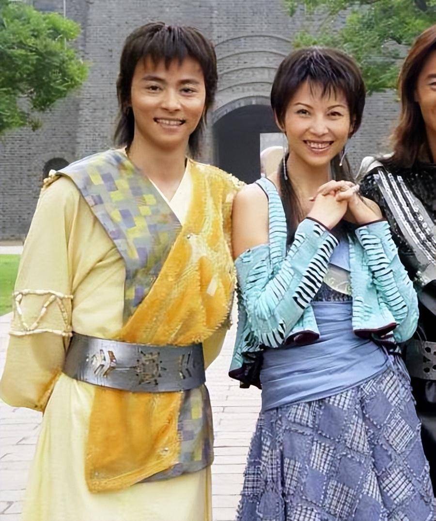 蔡少芬老公50大寿,3个孩子出镜像爹又像妈,张晋长了好多白头发