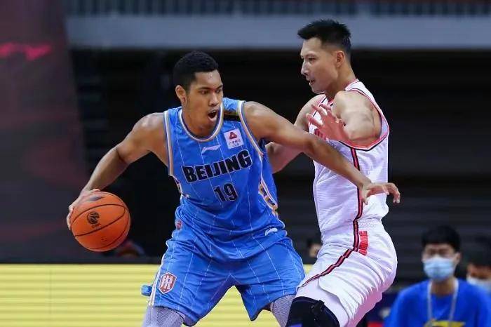 而彭泓森年轻,但他的身体素质和篮球天赋却让人看到了他未来的无限