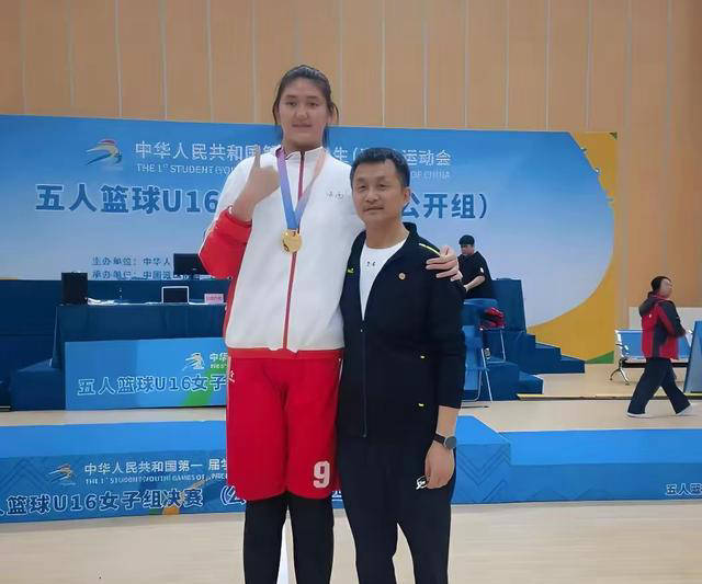 张子宇再次复出，展现恐怖统治力，女篮后继有人_比赛_中国女篮_对阵