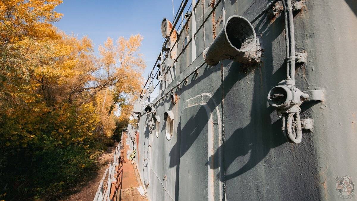 停泊区则散布在方圆一两公里内,因此这艘废弃的船只看上去就像是一艘