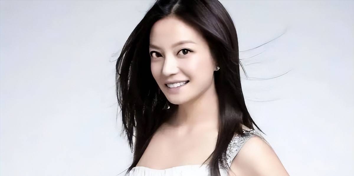 从国民女神到万人唾弃,赵薇近照曝光容颜尽失,当年琼瑶的话没错