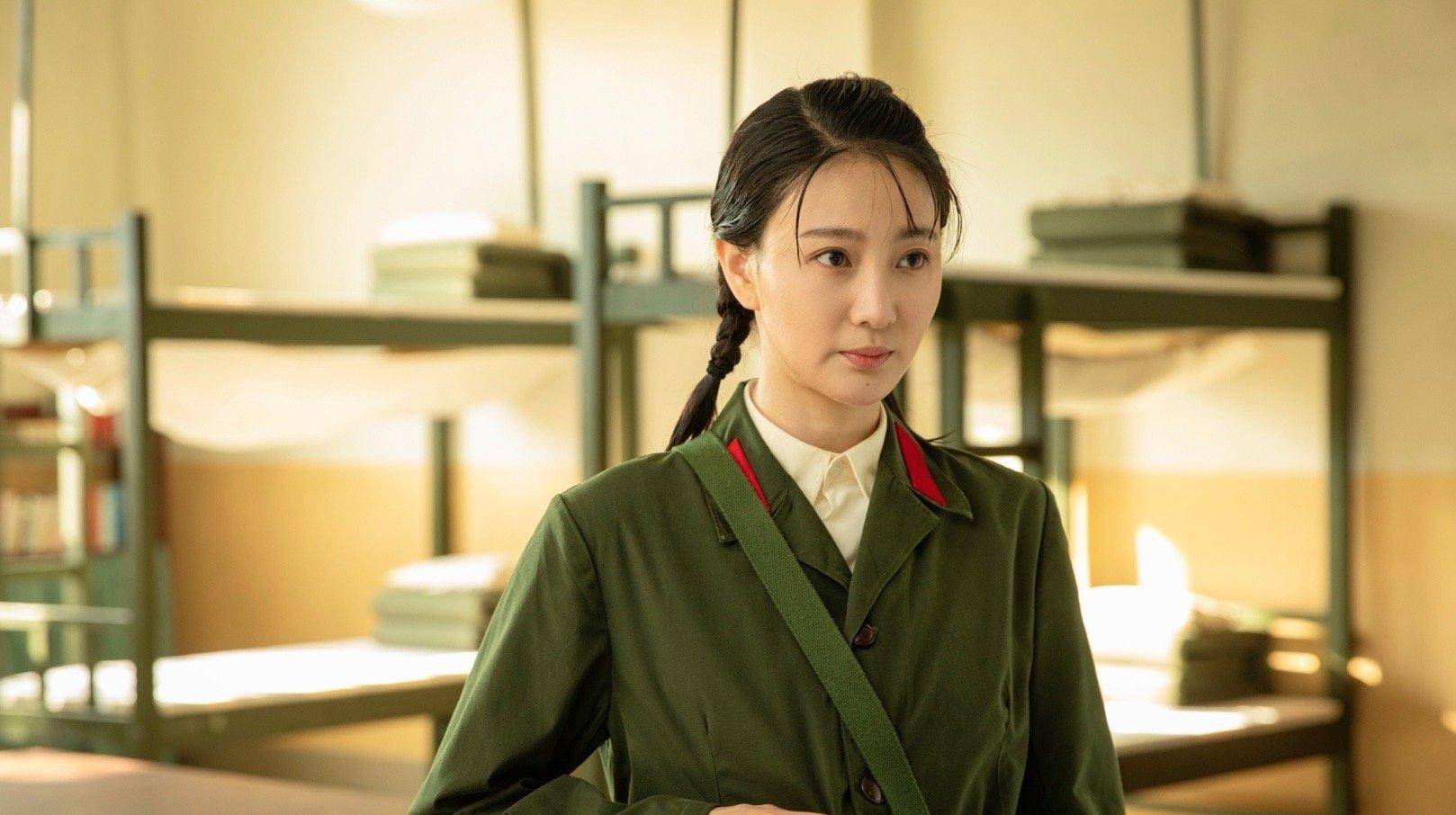 她享受着和毛毅一起的平凡而幸福的生活,一起做饭,一起看电影,一起