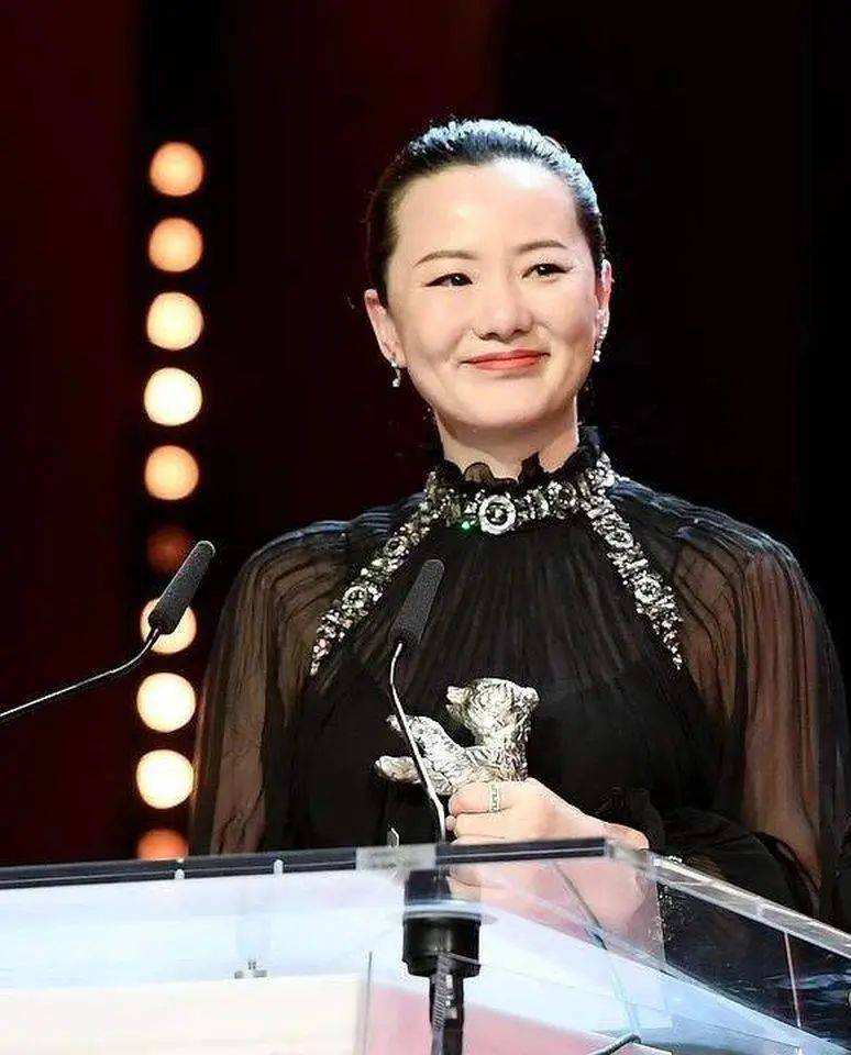 影后咏梅:和栾树相伴近30年,被宠成公主,52岁还没有孩子