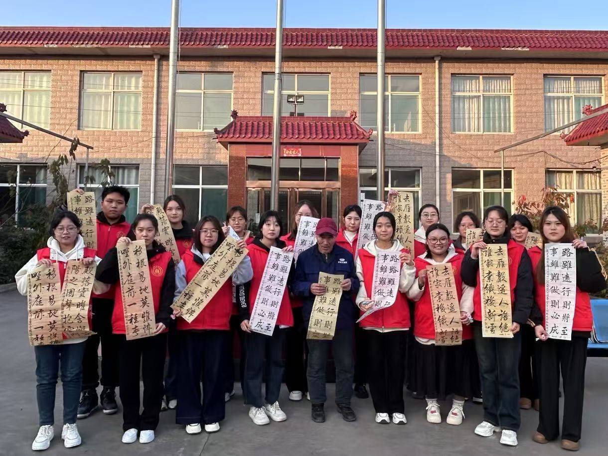 扭扭时光隧道 编织岁月华章——晋中信息学院行走的力量专项志愿服务队走进敦坊养老院慰问活动