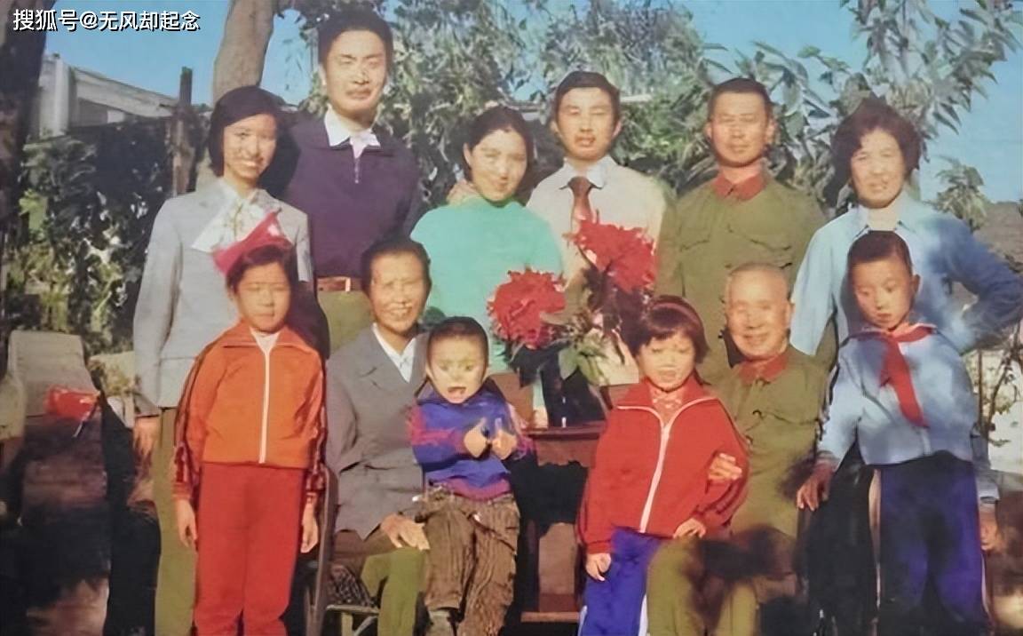1983年,粟裕大将76岁生日时,和孙子孙女的珍贵合影,粟裕眉眼俱笑