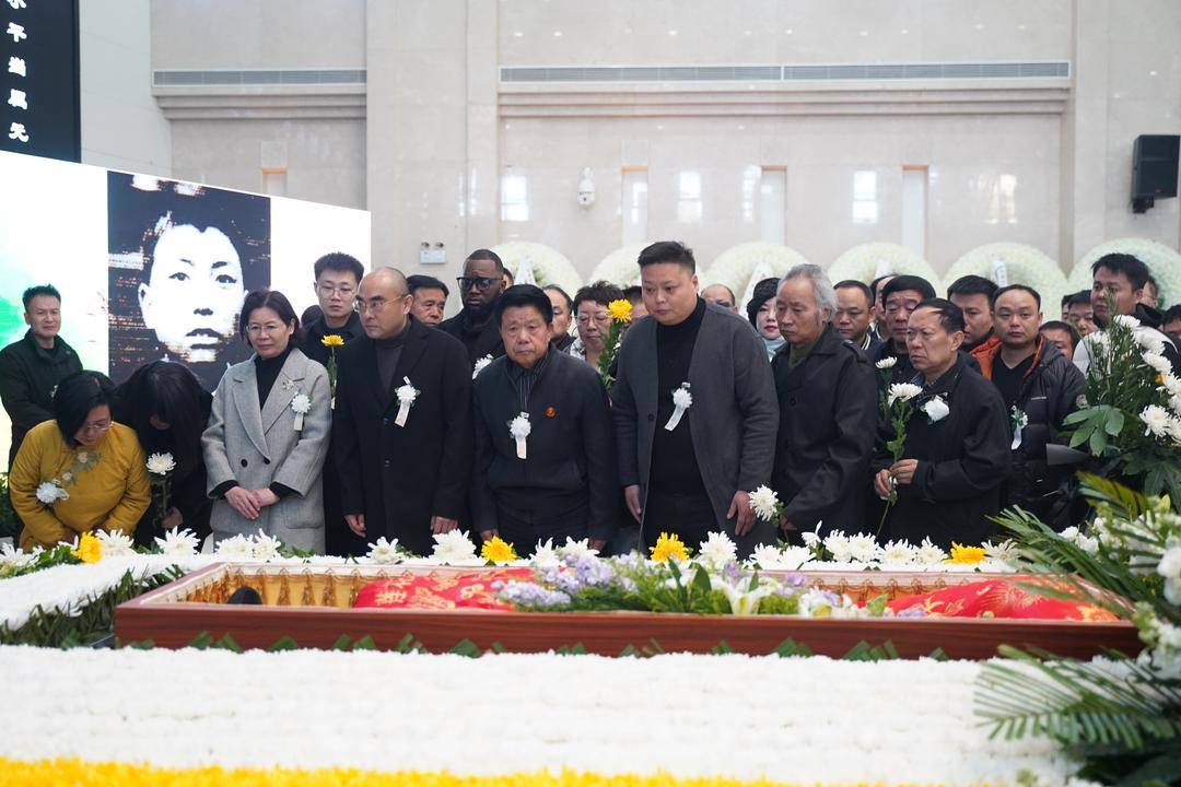 中国秦歌第一人十三狼遗体告别仪式:秦歌传奇的谢幕,悲痛长存