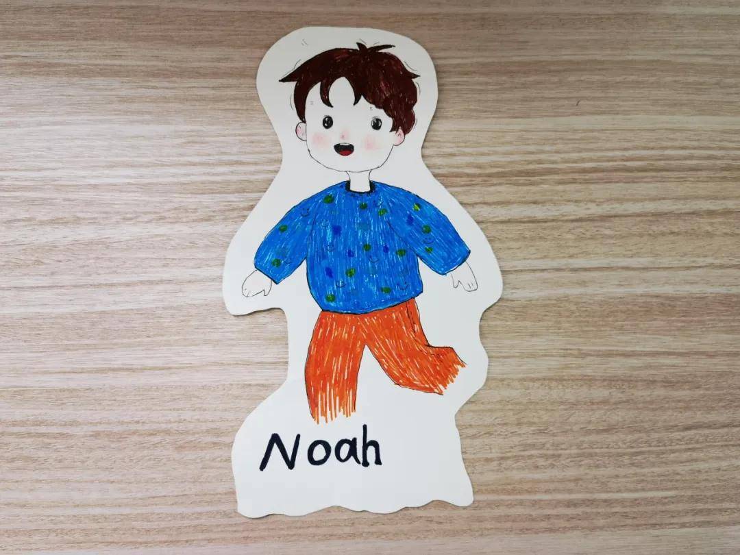 学生们热情参与,他们用画笔精心绘制自画像,五彩斑斓的色彩展现出孩子