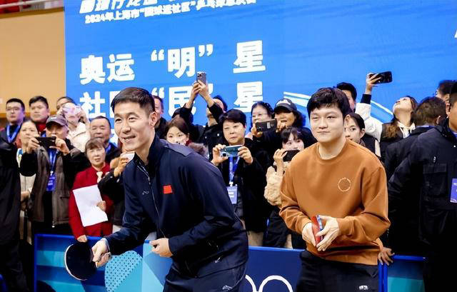 樊振东与王励勤同台秀球技,引发观众热情欢呼_比赛_参赛_上海市