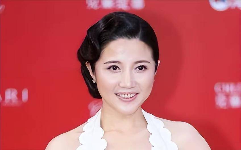 凭实力拿下8次影后,如今52岁"无人敢娶"_颜丙燕_王佳宁_母亲