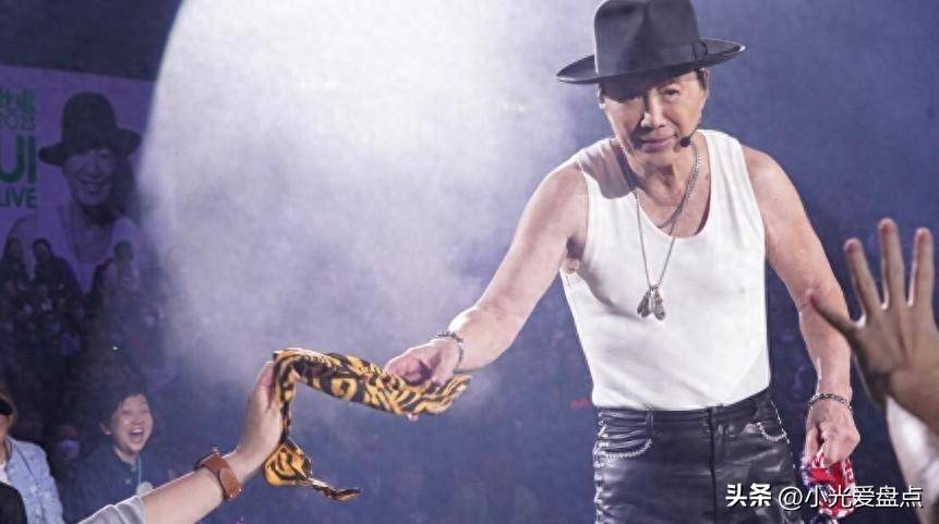 76岁许冠杰,退圈30年,娶个外国女人做太太,生一群外国人!