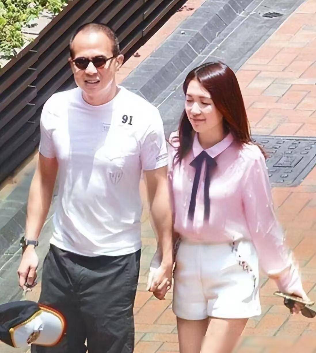 李泽楷同意了?郭嘉文"消失",36岁梁洛施亲密照曝光,笑到最后