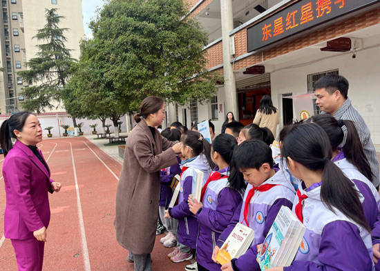 书香致远 爱心传递——常德东星家居广场携手HIID协会向武陵区工农小学捐赠图书