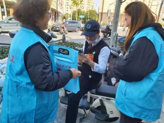 浦东新区举行“蓝天下的至爱”万人上街慈善募捐活动
