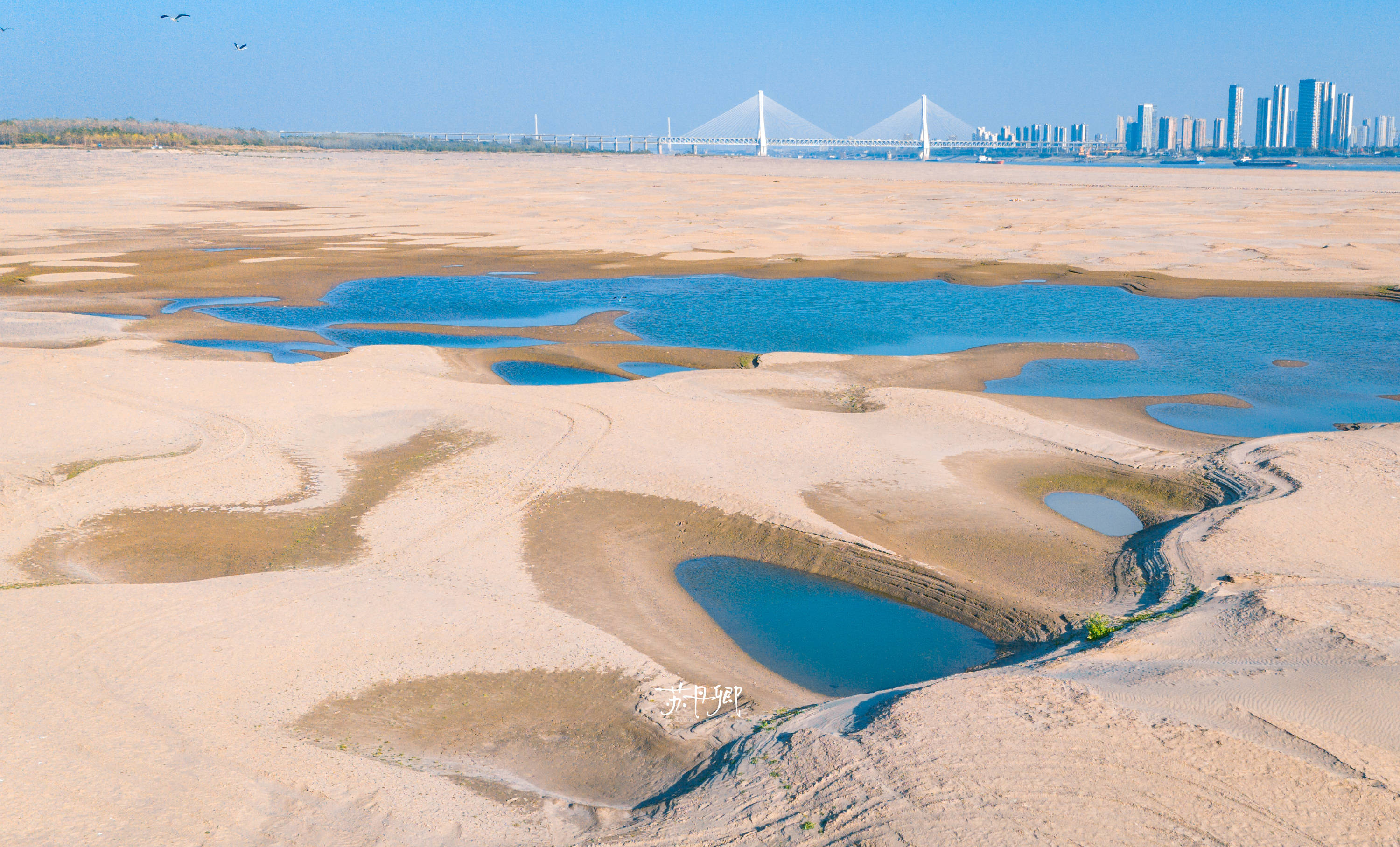 9平方公里的天兴洲:一半沙漠一半海水