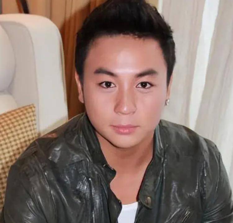 热搜!36岁释小龙近照曝光:香烟,中药不离手,沧桑,憔悴引热议