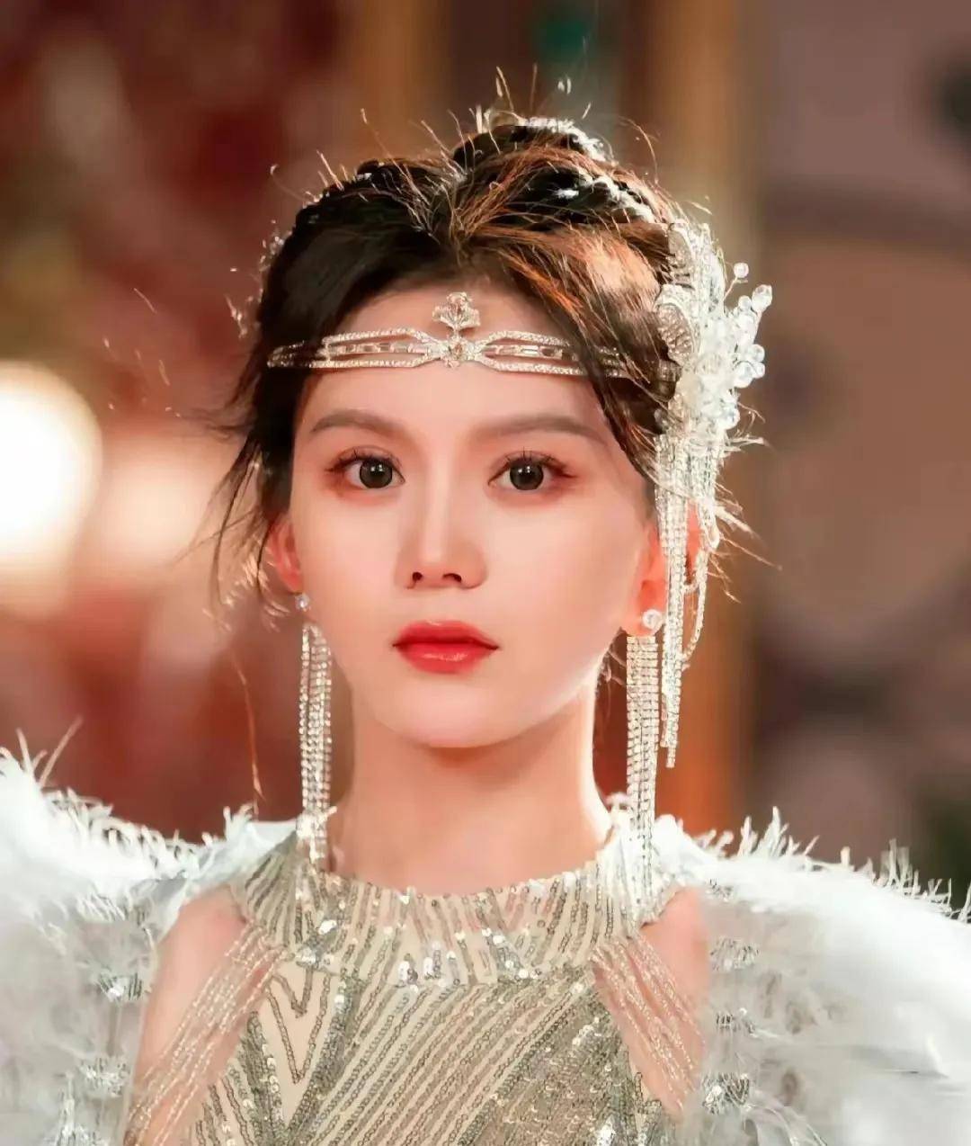 姜十七满脸科技感,怎么成短视频一姐的?