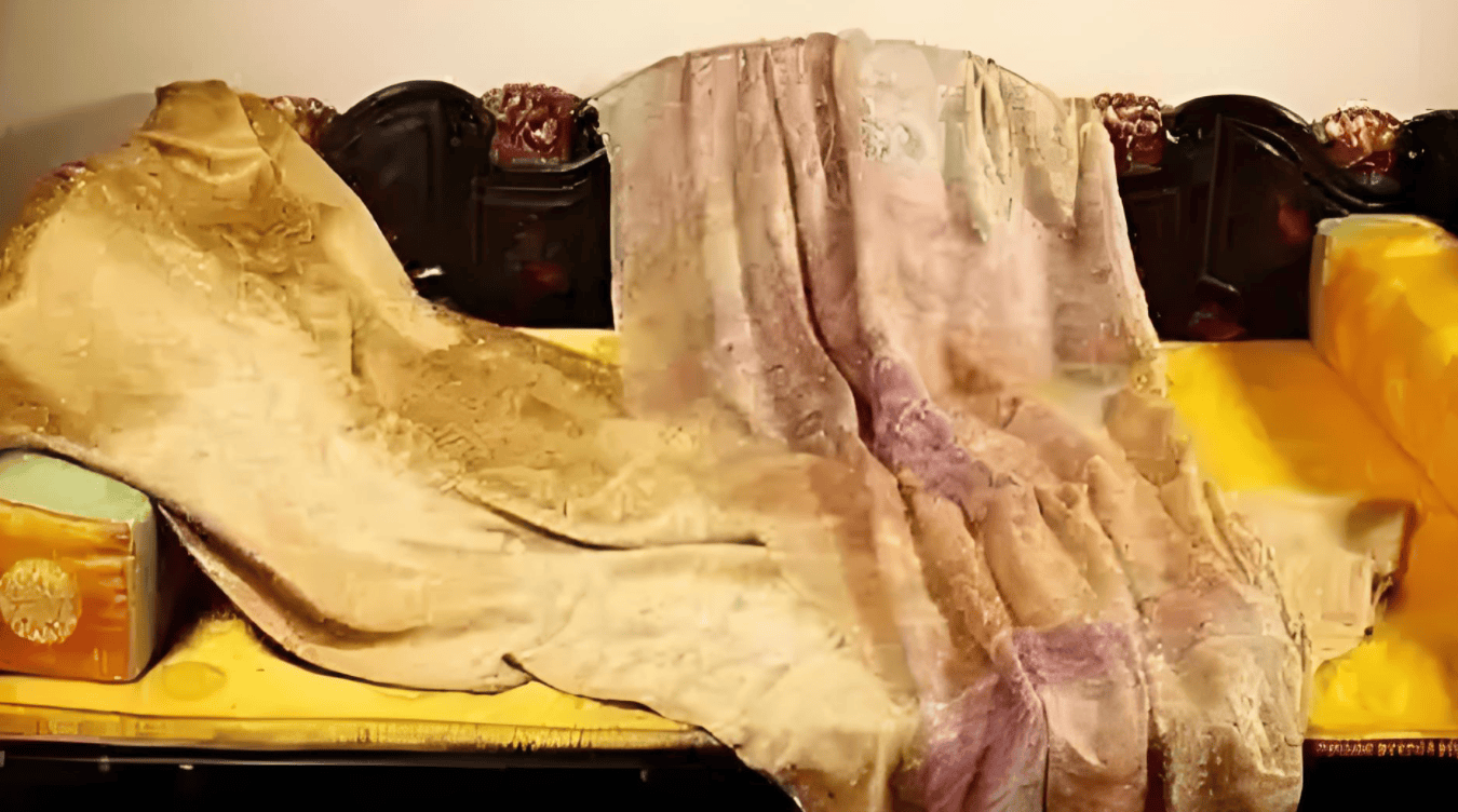 小伙花9万买条破布,专家说是盖死人的不吉利,5年后却卖了1.3亿