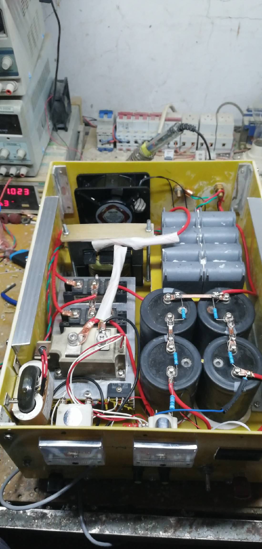 四,逆变器的工作原理电压启动回路在工作控制电压为高电平时,输出高压