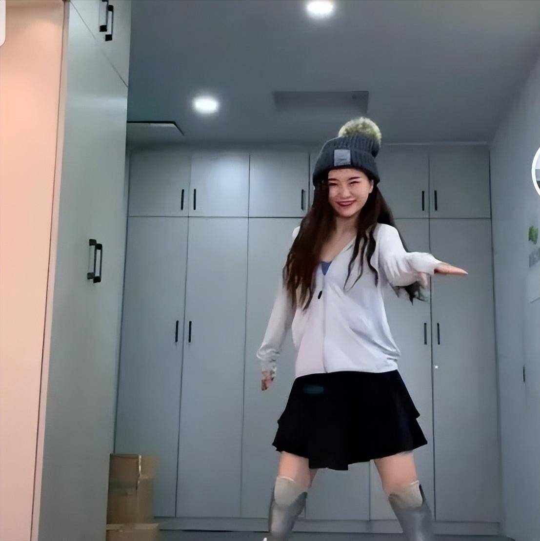 原创舞者廖智地震中丧女截肢遭抛弃后嫁给华裔学霸现在怎么样了