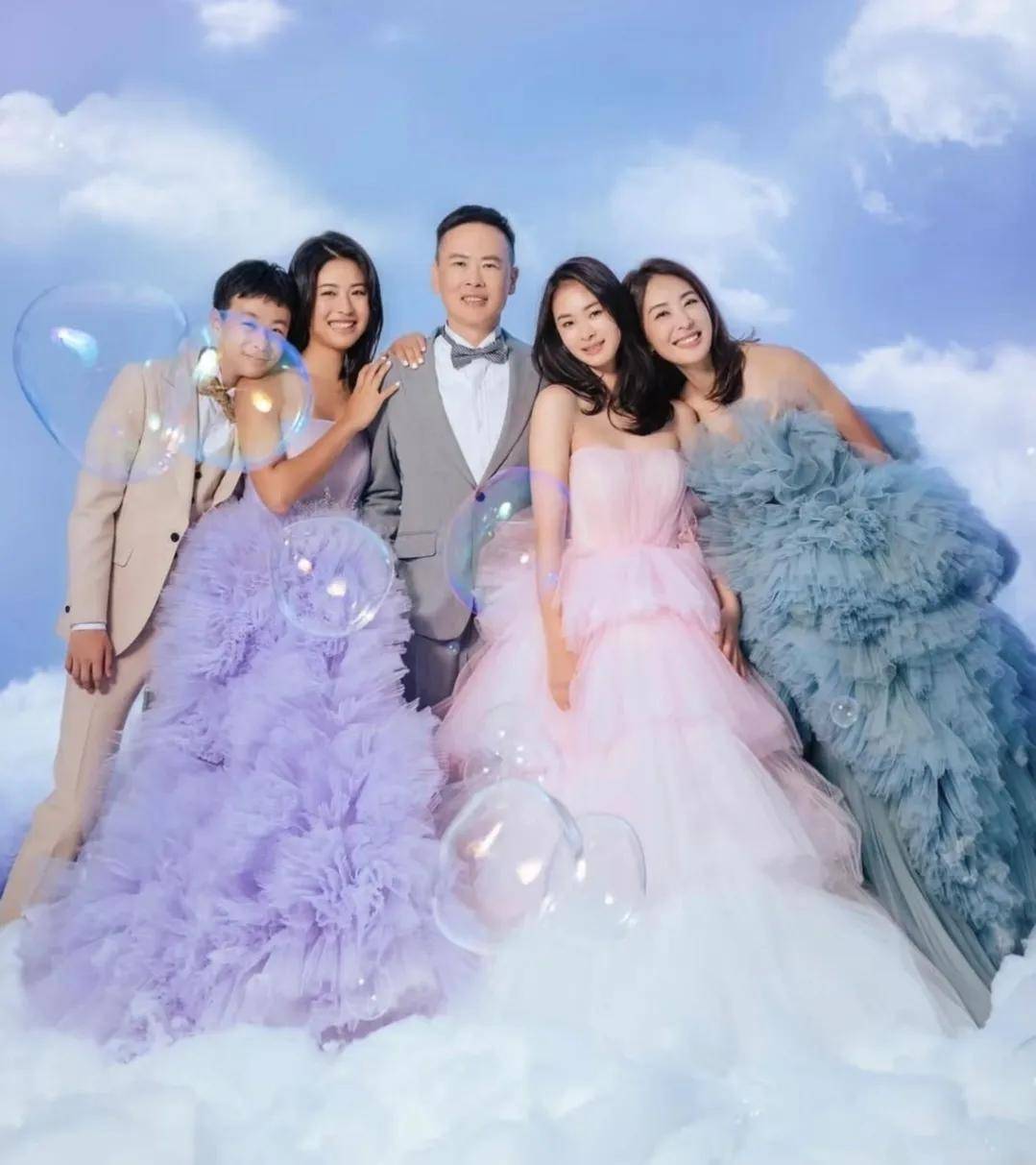 101董事长贾永婕和马龙杨倩合影引争议,被网友批没礼貌