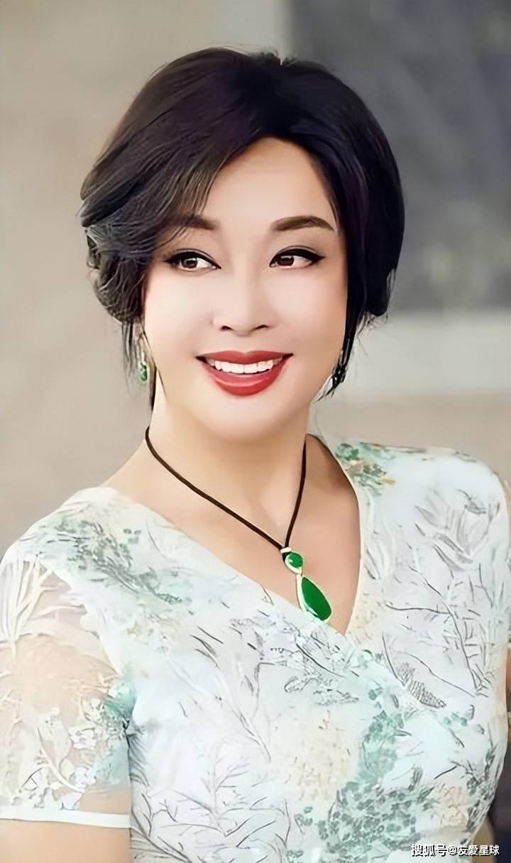 刘晓庆回老家选墓地,摘了假发大变样,一身老人打扮!