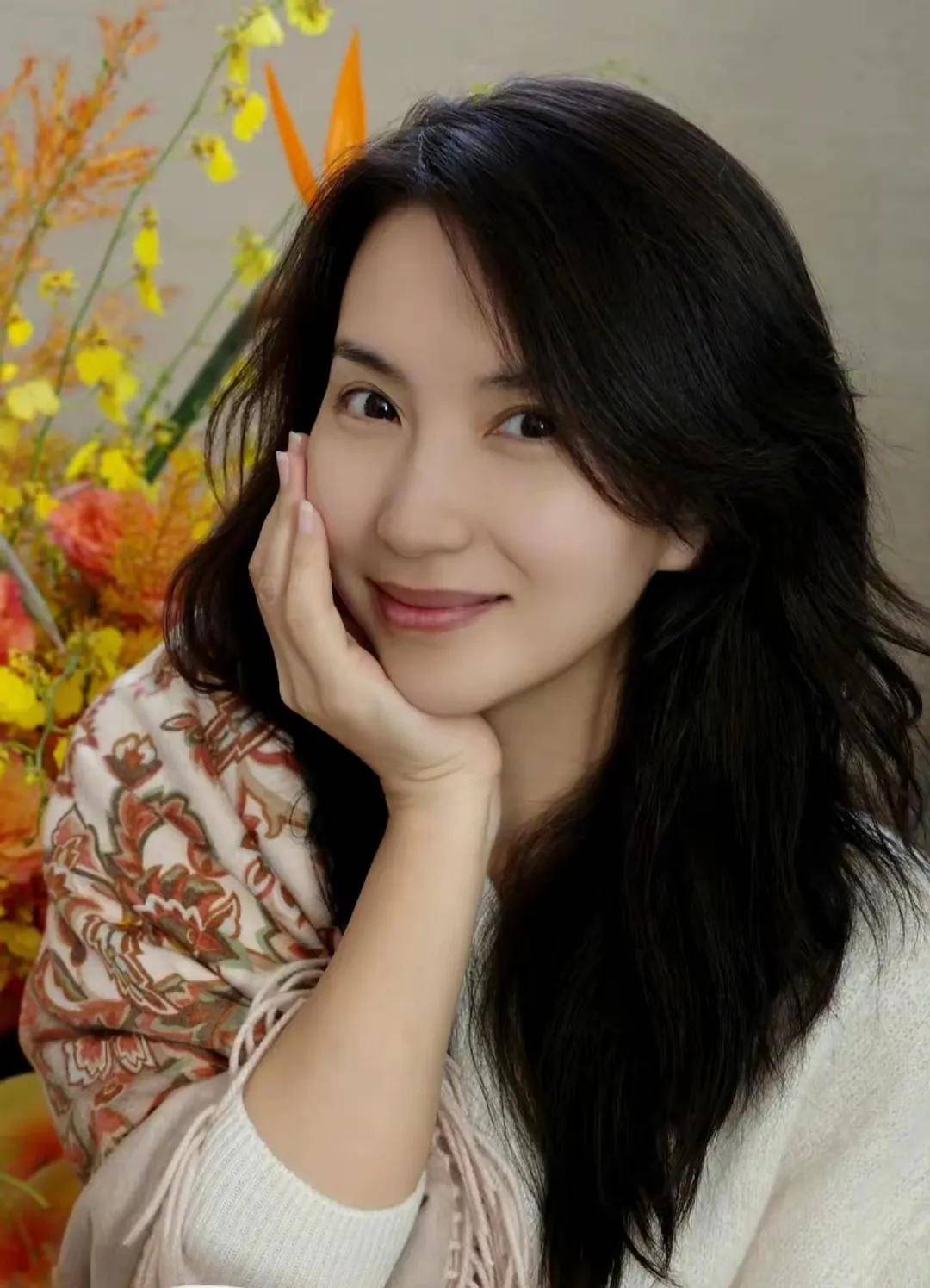 陈好晒照庆祝45岁生日,近照温婉优雅女人味十足,状态超好