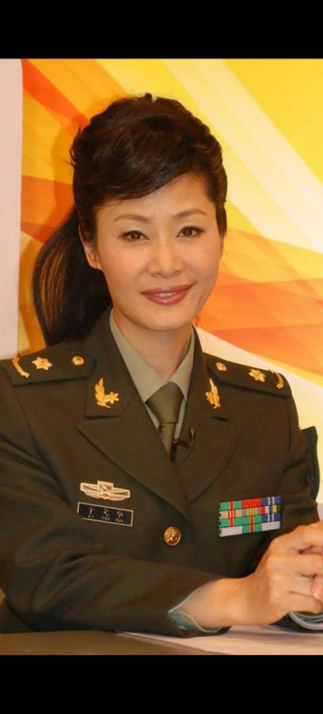 57岁于文华现状,住农村简陋的房子,裙子拖地喂着狗生活幸福
