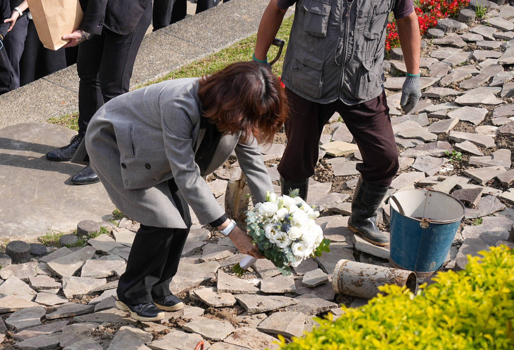 中午时分,依照琼瑶的嘱托,其家人在阳明山为她举行花葬仪式,因为