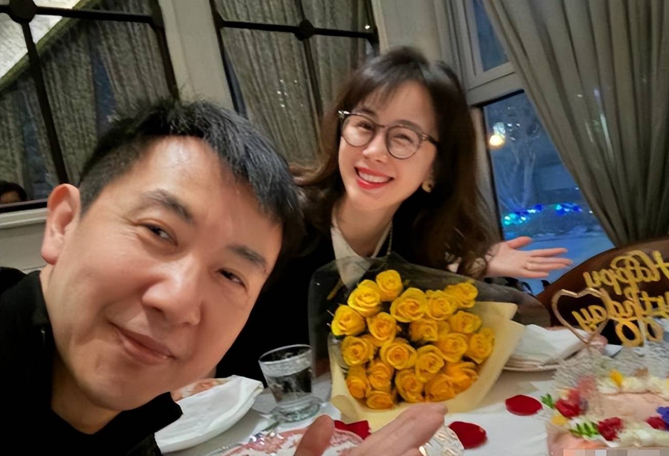 鄢颇的现任妻子 老婆图片