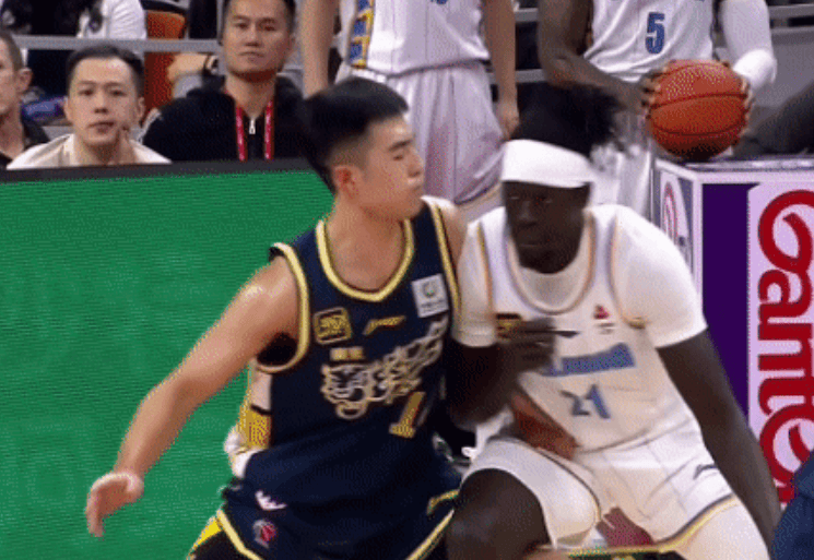 连续两场6犯！广东后卫再扮演奇兵，给了徐杰有力支持！
