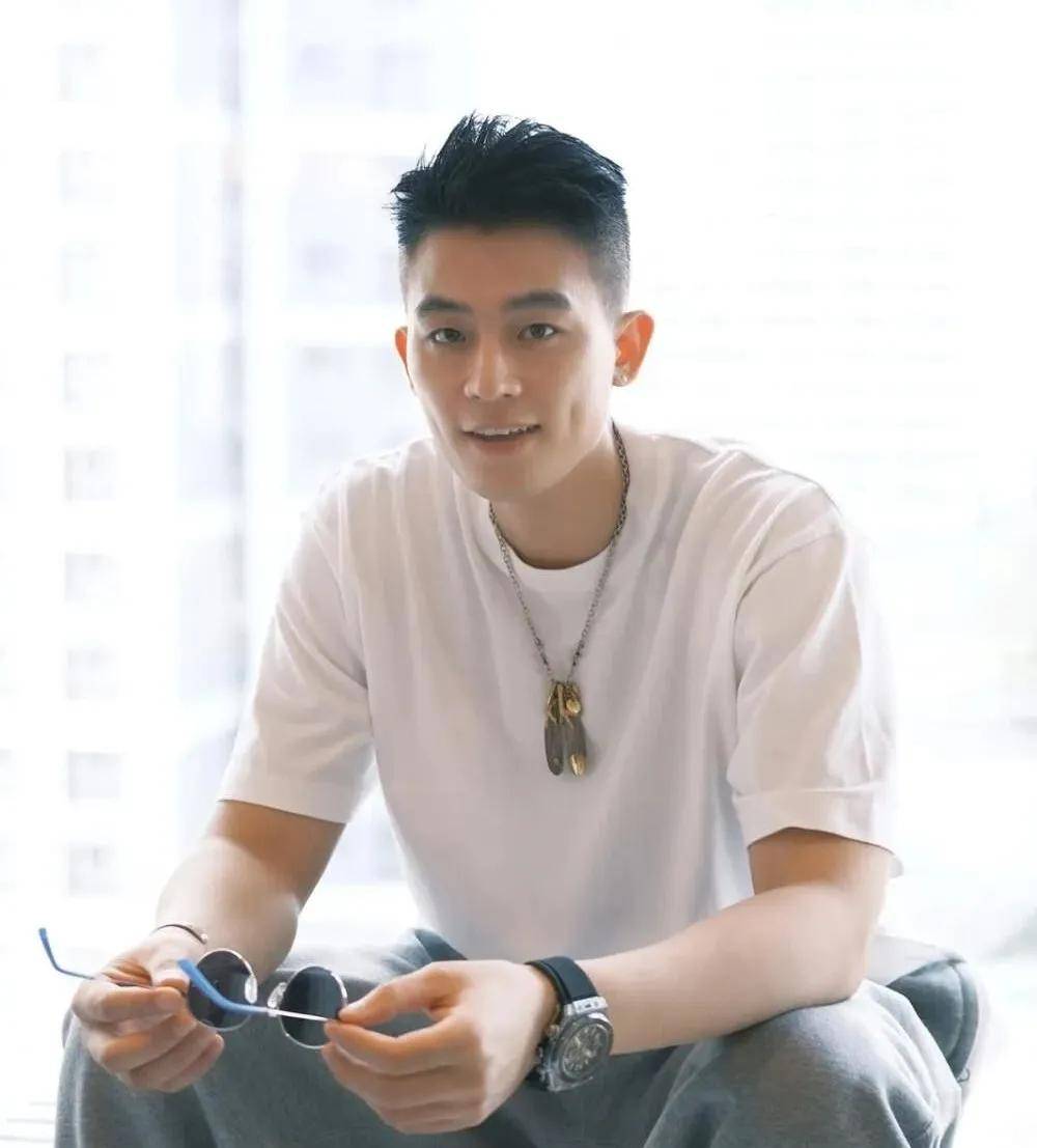 娱乐圈里这些男神,不用整容滤镜也帅得让人挪不开眼