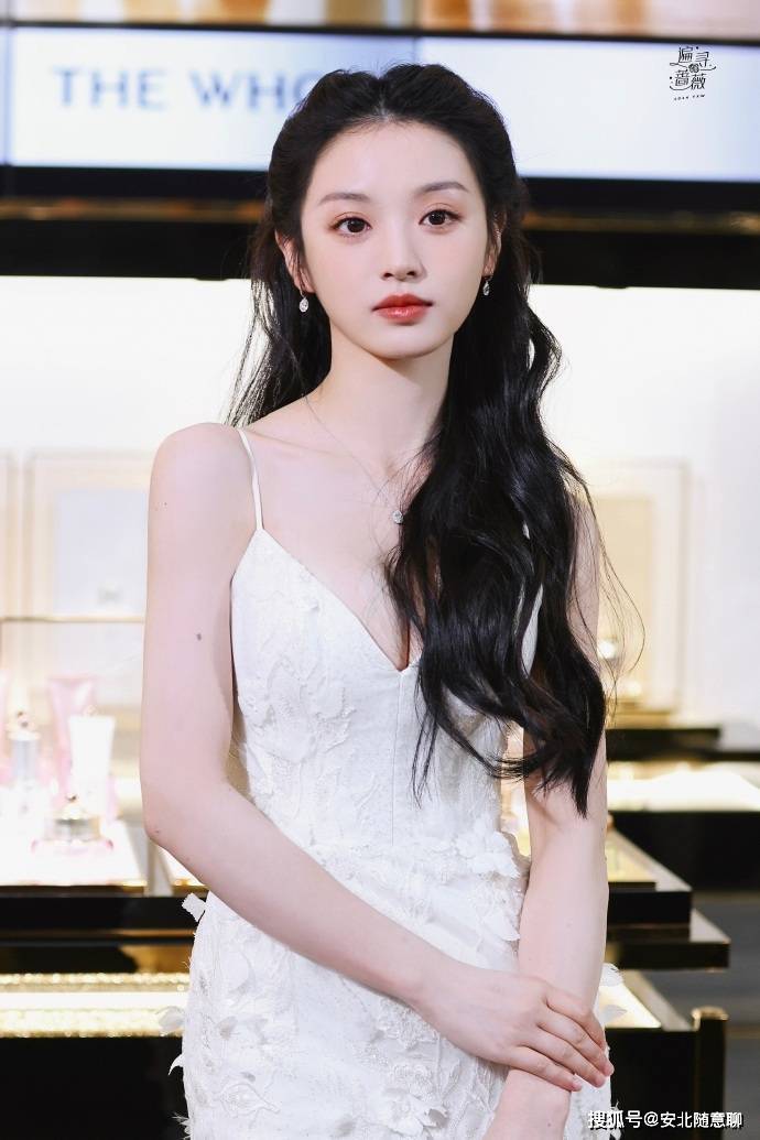 田曦薇眼睛又大又明亮，深V礼裙显身材，肌肉线条很突出_女明星_合理的_运动健将