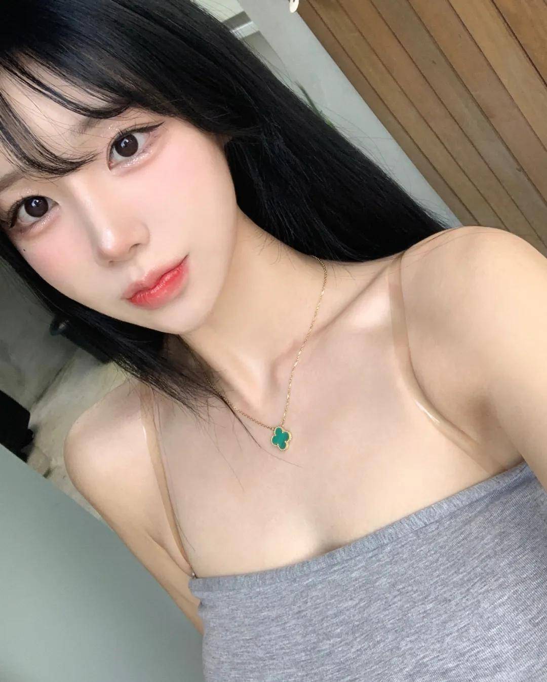 沙漏型a4腰身材,太润了!