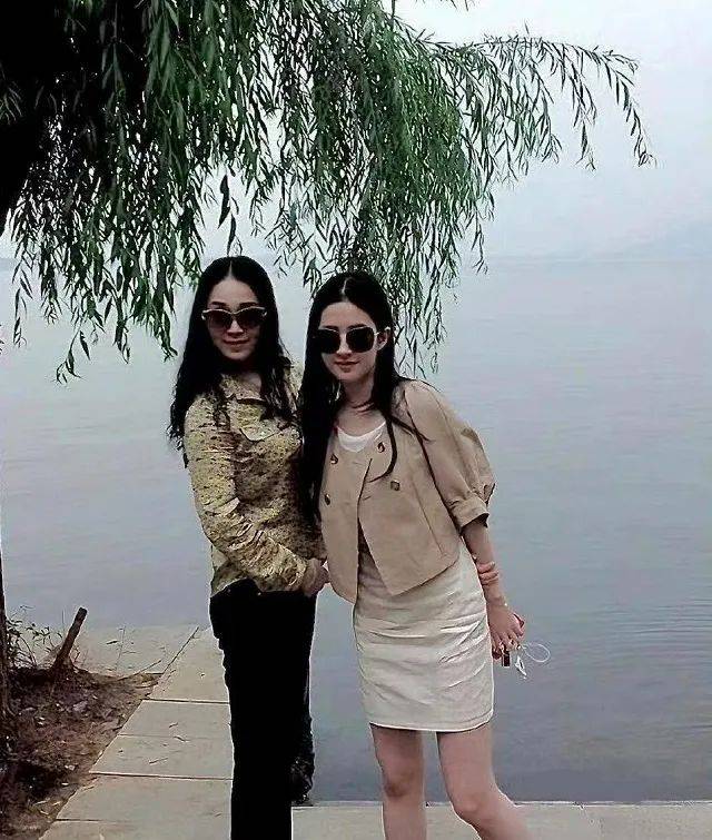 37岁刘亦菲和小姨在武汉合照,仙女气质如出一辙,家族基因太强大!_周雯琼_世家_妈妈