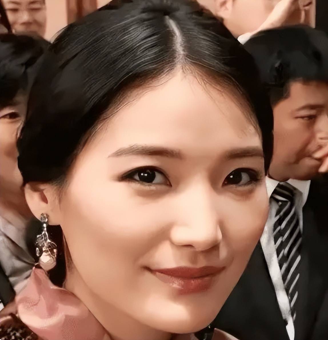 不丹小公主长得像国王爸爸,瓜子脸大眼睛,不像佩玛王后是大饼脸